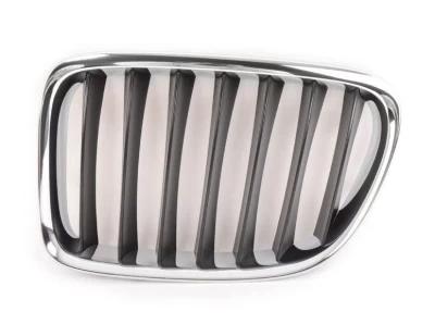 Lewa atrapa chłodnicy BMW X1 (E84) 2009-2015, chromowana, czarne żebra, AVTM, 181432991 Lewa atrapa chłodnicy BMW X1 (E84) 2009-2015, chromowana, czarne żebra, AVTM, 181432991