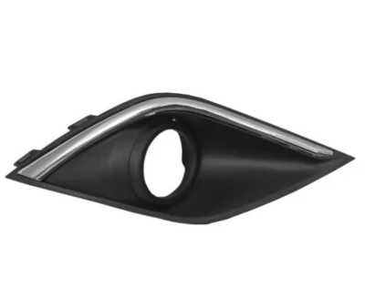 Kratka zderzaka prawa Mitsubishi Outlander 3 2015-2018, z wyłączeniem XL, z otworem na światło przeciwmgielne, z chromowaną listwą, AVTM, 6400G482, 184827912