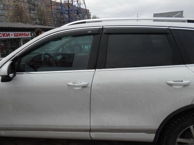 Owiewki szyb do (z chromowaną listwą) Volkswagen Touareg 2010-VW41-M HIC