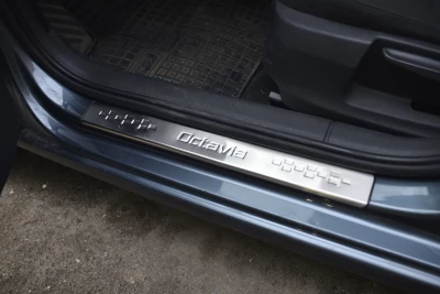 Nakładki progowe Skoda Octavia A7 2013–2020 HAVOC (stal nierdzewna)