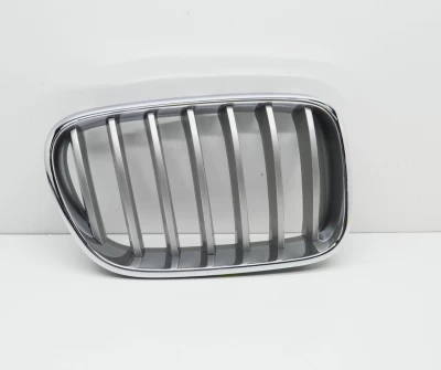 Prawa atrapa chłodnicy BMW X3 (F25) 2014-2017, chromowana/szara metalizowana, AVTM, 181428992