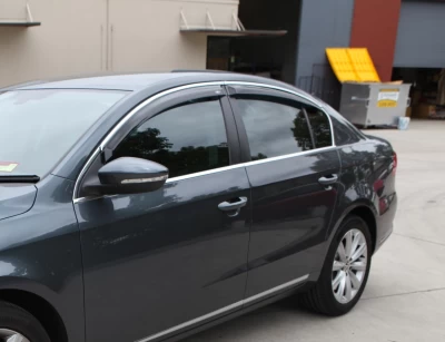 Owiewki szyb do (z chromowaną listwą) Volkswagen Passat B6/B7 Sd 2005-2015 VW15-M HIC