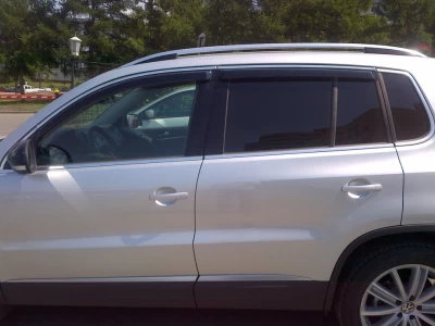 Owiewki szyb do (z chromowaną listwą) Volkswagen Tiguan 2007-VW26-M HIC